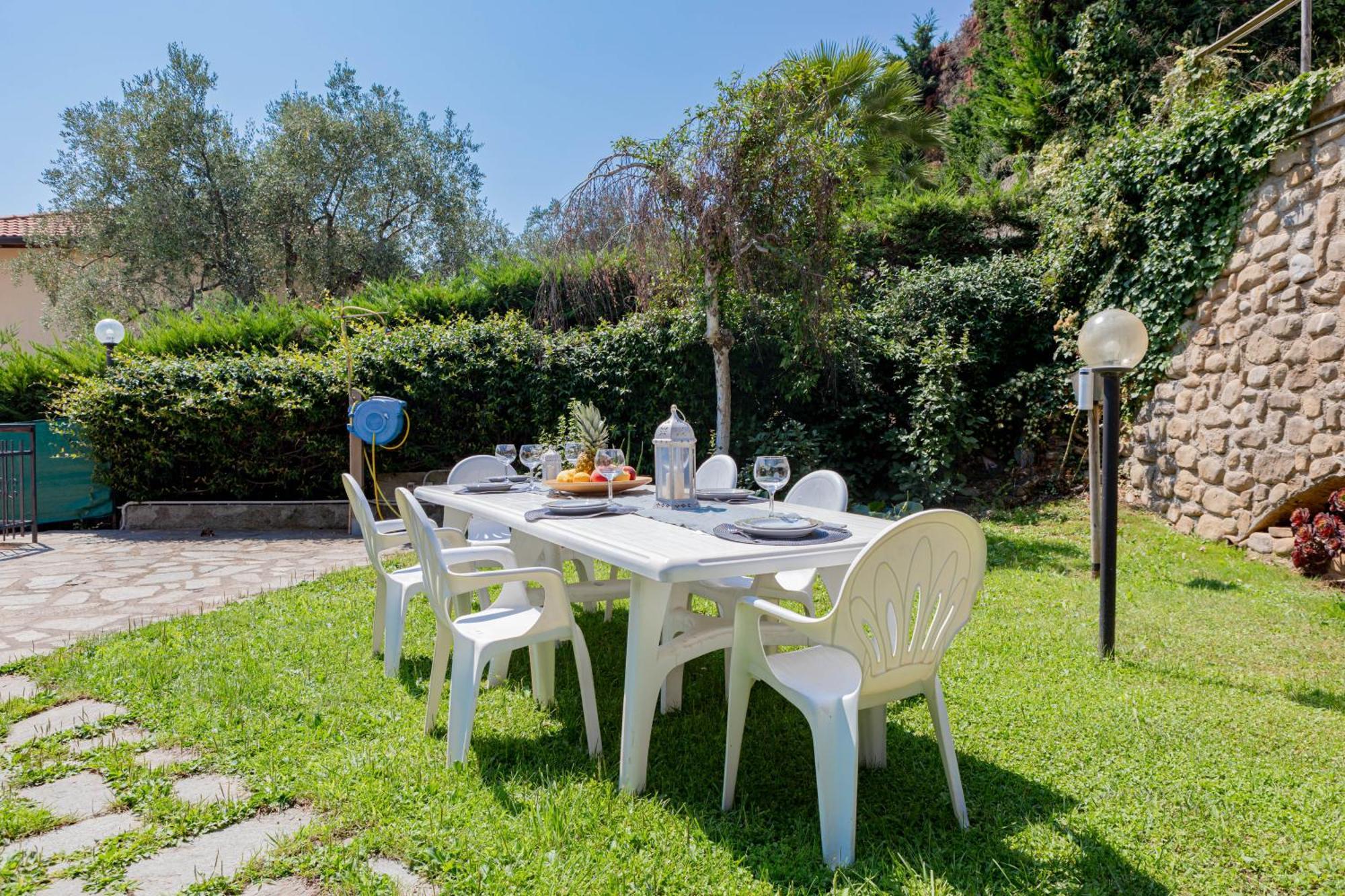 H11 Oasi Serena Parcheggio-Giardino Taggia Exteriér fotografie